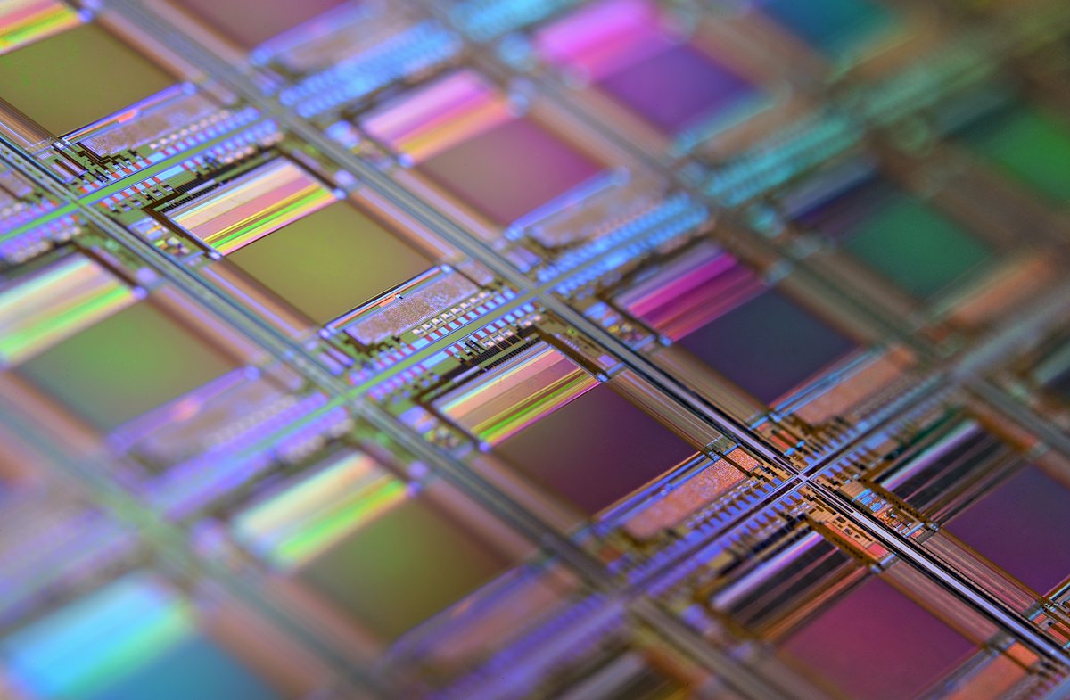 Siliziumwafer mit schimmerndem Chipraster in Makroaufnahme